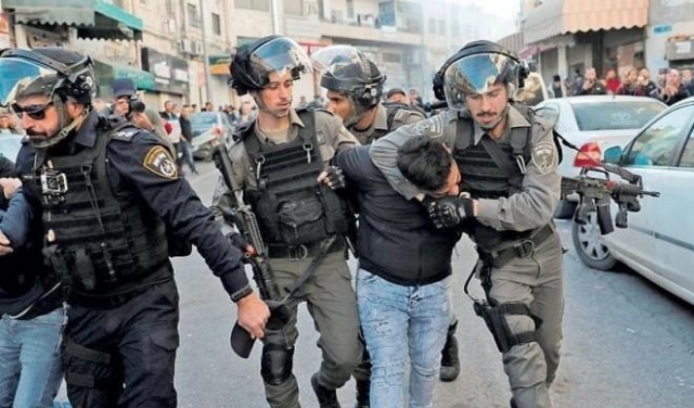 الاحتلال يعتقل 12 فلسطينيا لتعقيمهم أحياء القدس و
