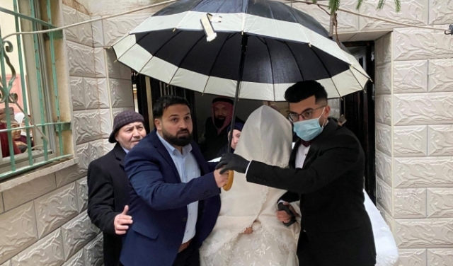 الحب في زمن الكورونا.. فلسطينيان يقيمان زفافهما رغم العزل