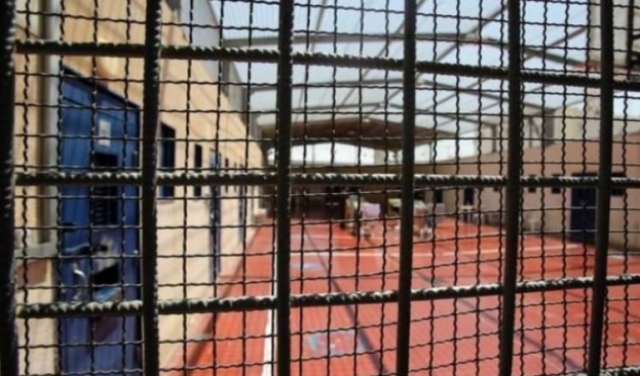 الاحتلال يرضخ لمطالب الأسرى بتعقيم السجون لمنع كورونا