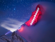 إضاءة على جبل جليدي في سويسرا تقول "ابقوا في منازلكم"