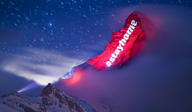 إضاءة على جبل جليدي في سويسرا تقول 