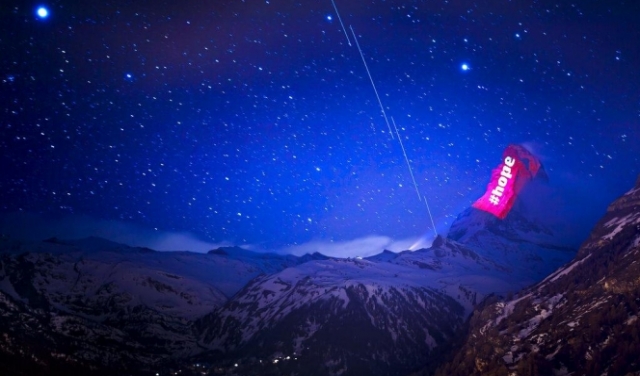 الأمل بتجاوز جائحة كورونا يضاء على ثلوج الجبال في سويسرا