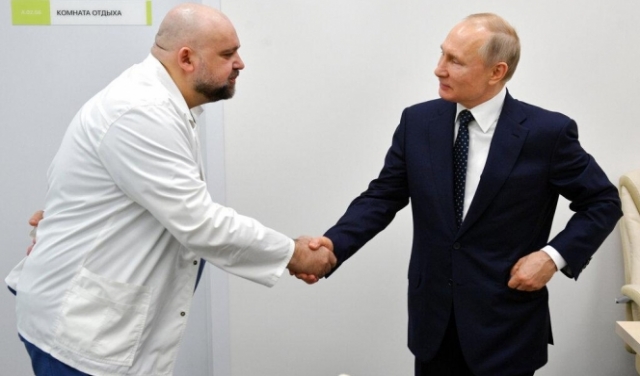 إصابة طبيب روسي بكورونا بعد أيام من لقائه بوتين