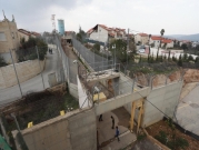 فلسطيني يعيش في "قفص" داخل مستوطنة 