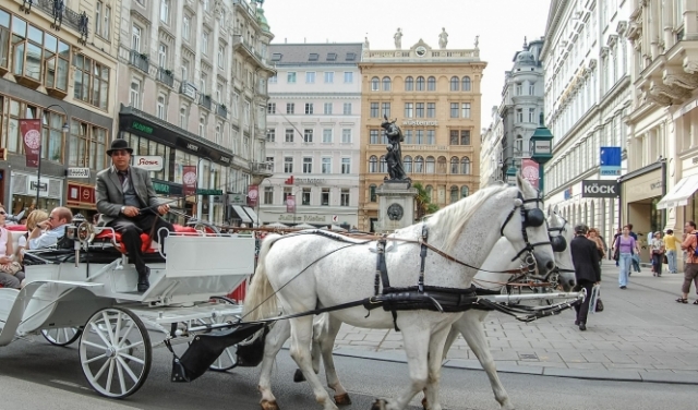 النمسا: عربات الخيول السياحيّة توزّع طرودًا غذائية للمسنين