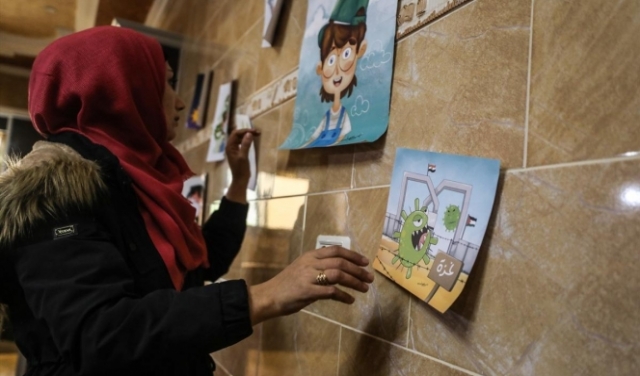 غزة: شابة تكسر حجرها الصحي برسومات توعوية للأطفال 