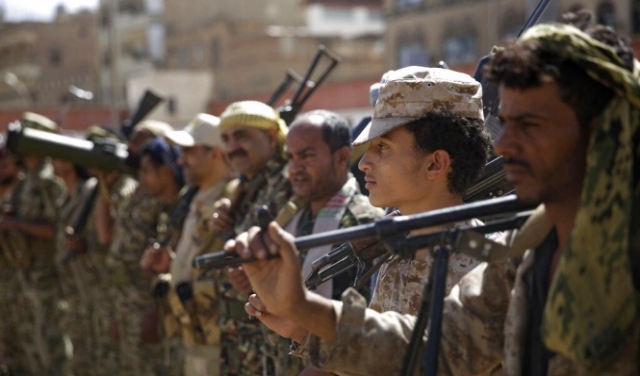 كتائب متمردة في اليمن تسيطر على مطار سقطرى ومخازن مركزيّة للسلاح 