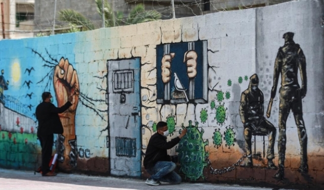 جدارية فنية للأسرى الفلسطينيين على جدران غزة