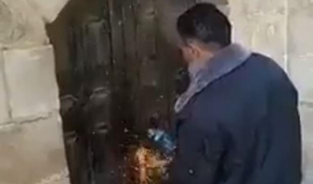نابلس: رجل يخلع أبواب مسجد 