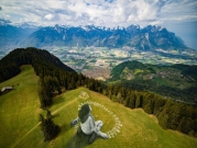 عالم فيه المزيد من الإنسانية.. غرافيتي ضخم في جبال الألب السويسرية