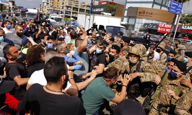 لبنان: وفاة متظاهر إثر اشتباكات مع الجيش في طرابلس وحرق بنوك 