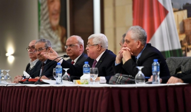 عباس يتراجع عن حزمة الامتيازات الممنوحة لكبار موظفي السلطة