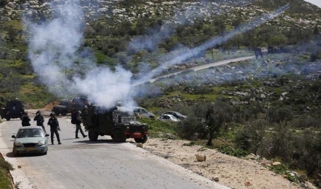 إصابة  عشرات الفلسطينيين خلال مواجهات متفرقة مع جيش الاحتلال