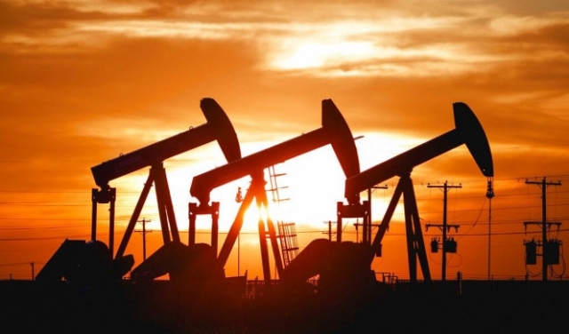 انخفاض أسعار النفط خشية فائض إنتاج