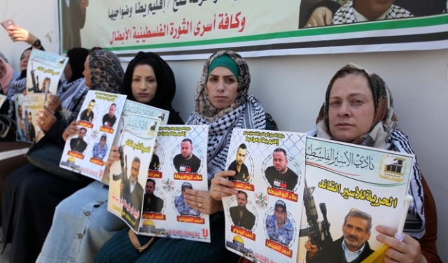 تفاعل فلسطيني ضد وقف حسابات الأسرى والشهداء