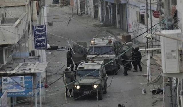 الخليل: إصابة شابين برصاص الاحتلال في مخيم الفوار