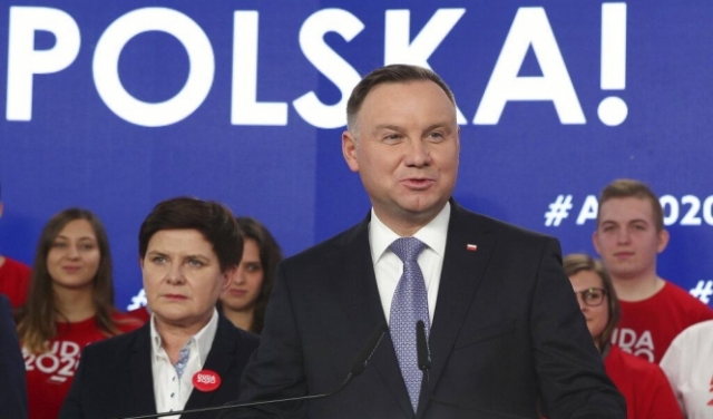 رئيس بولندا قبل تحديا وغنّى الراب