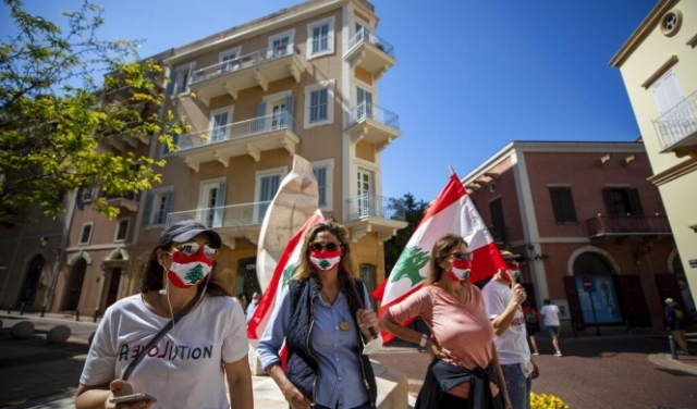 لبنان: مجموعة بقجة تصنع الكمامات الملونة وتتبرع للممرضات