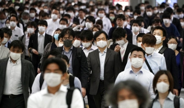 أطباء يابانيون: الكمامات غير معدة للأطفال دون العامين 