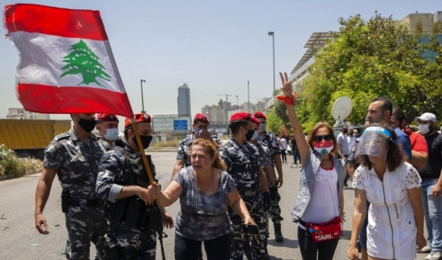إغلاق للطرقات في لبنان ودعوات للاحتجاج الخميس
