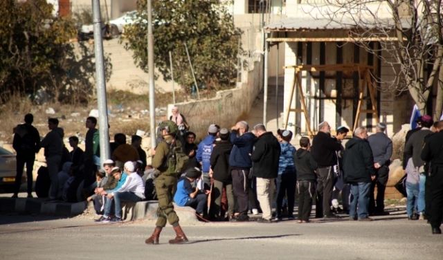 مستوطنون برفقة جيش الاحتلال يقتحمون سوق الخليل