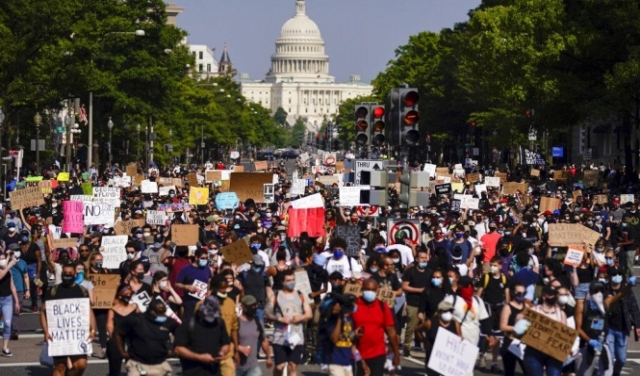 تواصل الاحتجاجات الأميركية.. وتدفق عشرات الآلاف نحو البيت الأبيض