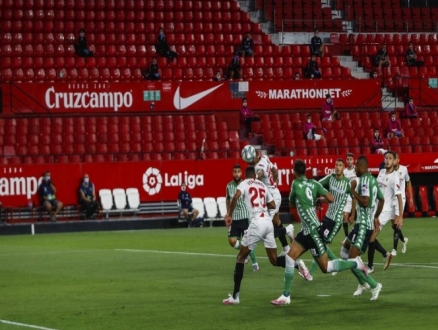 الدوري الإسباني يعود ويستهل مشواره بمباراة إشبيلية وريال بيتس