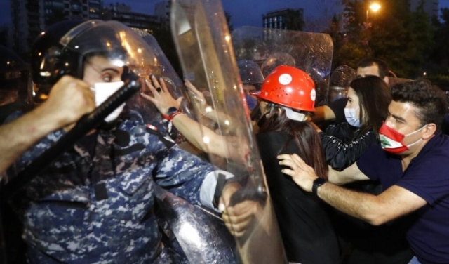 عشرات الإصابات خلال مواجهات بين محتجين وقوى الأمن في لبنان