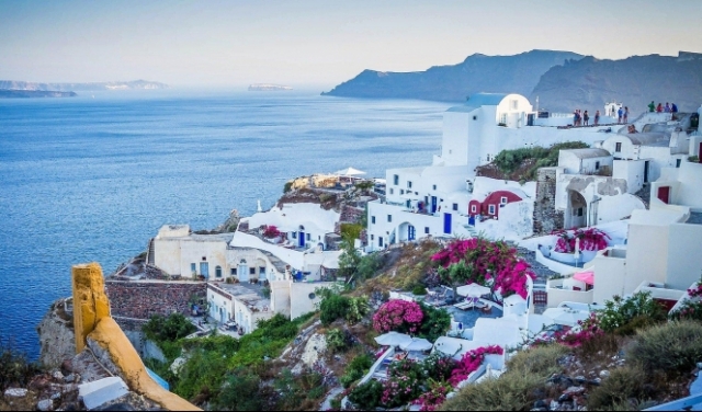 اليونان تفتح أبوابها مجددًا أمام السياح