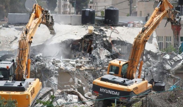الاحتلال يهدم عمارة سكنية وأربعة محلات تجارية في شعفاط
