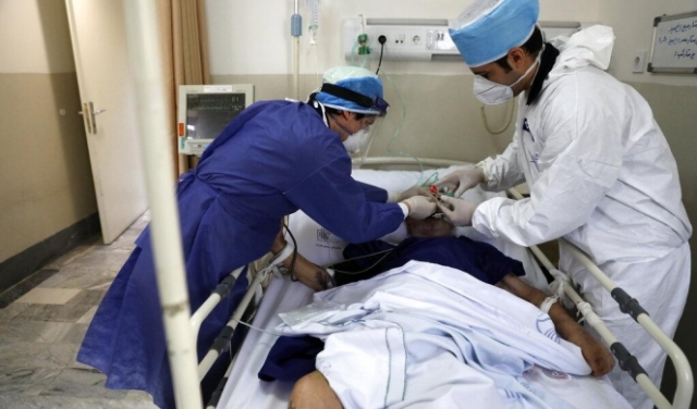 إيران: وفاة 100 شخص وإصابة ألفين بفيروس كورونا 
