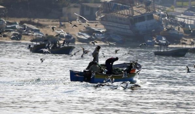 الاحتلال يستهدف الصيادين في غزّة ويقتحم قرية بيت إكسا