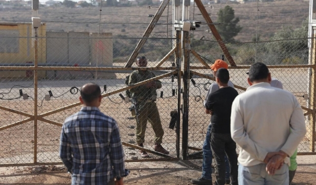 الاحتلال يمنع دخول الفلسطينيين لأراضيهم خلف الجدار تمهيدا لسلبها