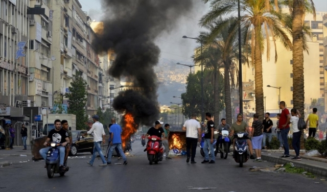 محتجون لبنانيّون يقطعون طرقا تنديدا بتردي الأوضاع المعيشية
