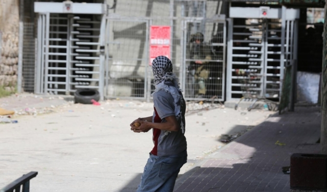 مواجهات مع الاحتلال في الخليل واعتقال شاب من جنين
