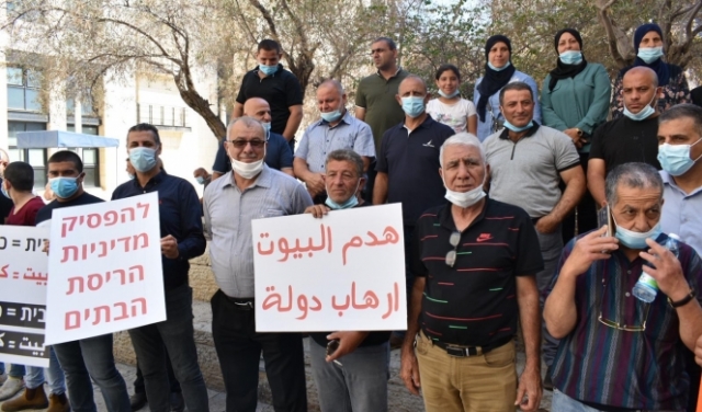 وقفة احتجاجية أثناء بحث المحكمة في حيفا هدم منزل بنحف