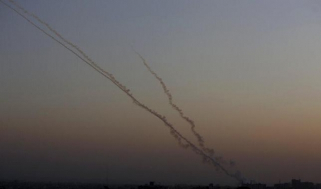 إطلاق ثلاث قذائف صاروخية من غزة وتفعيل 