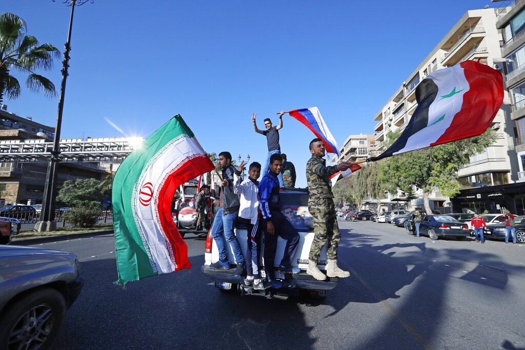 من دمشق يرفعون أعلام روسيا وإيران (أ ب)