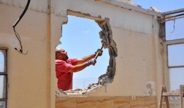  بلدية الاحتلال تجبر فلسطينيا على هدم منزله ذاتيا في سلوان