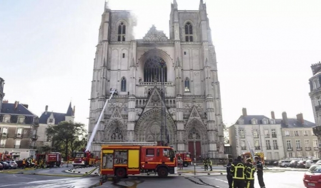 فرنسا: احتراق كاتدرائية نانت