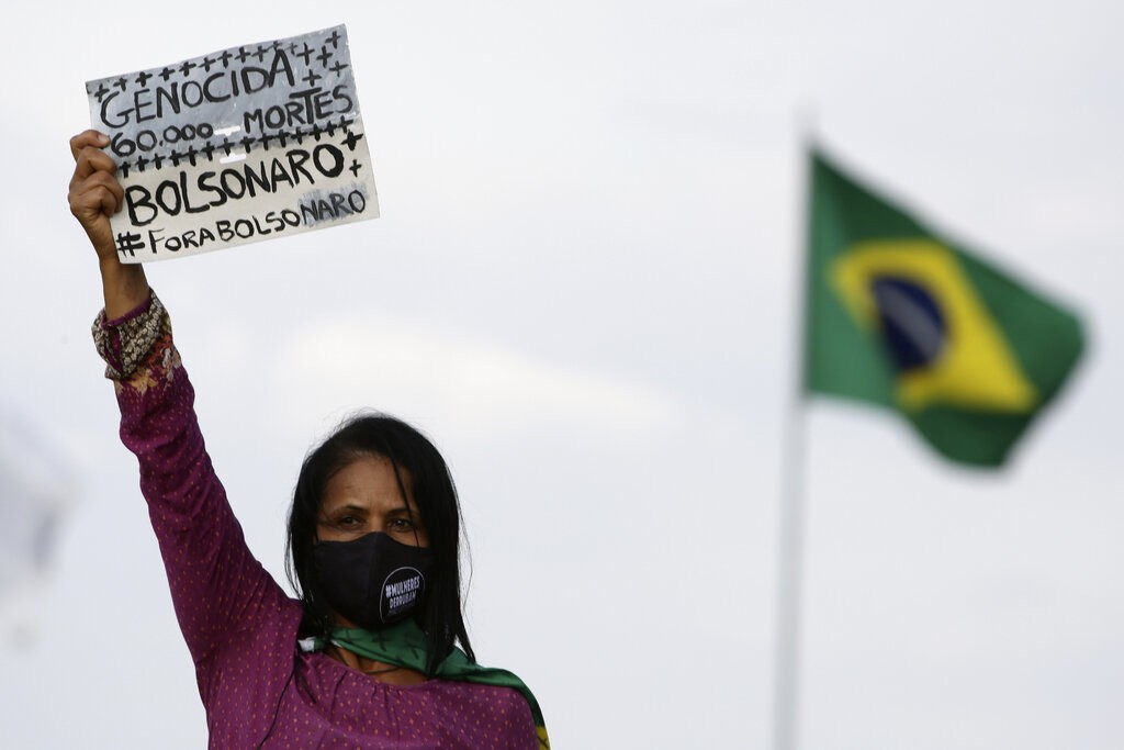 من البرازيل "مجزرة من ستين ألف ضحية. يسقط بولسونارو" (أ ب)