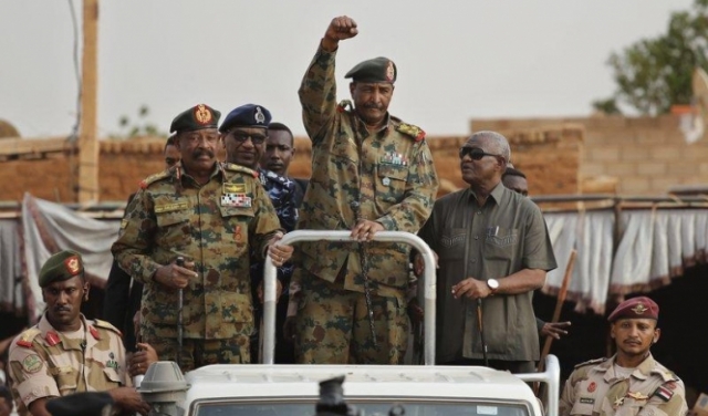 الجيش السوداني يمهّد لملاحقة صحافيين وناشطين قضائيًا