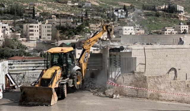 الهدم الذاتي بالقدس: سلاح الاحتلال لتهجير الفلسطينيين قسرا
