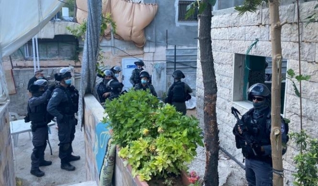 القدس: شرطة الاحتلال تداهم مؤسستين ثقافيتين وتعتقل مديريهما لساعات