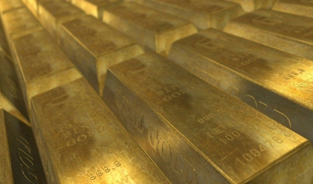 الذهب يقفز 1% مدعوما بتراجع الدولار 