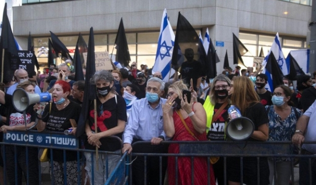 متظاهرون ضد نتنياهو يتهمونه بتغذية الاعتداءات عليهم
