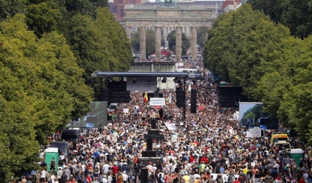 آلاف الألمان يحتجون ضد قيود كورونا