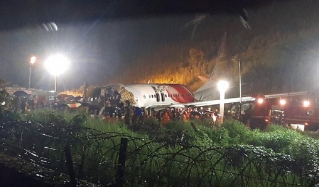 مصرع 17 وإصابة العشرات في تحطم طائرة هندية قادمة من دبي 