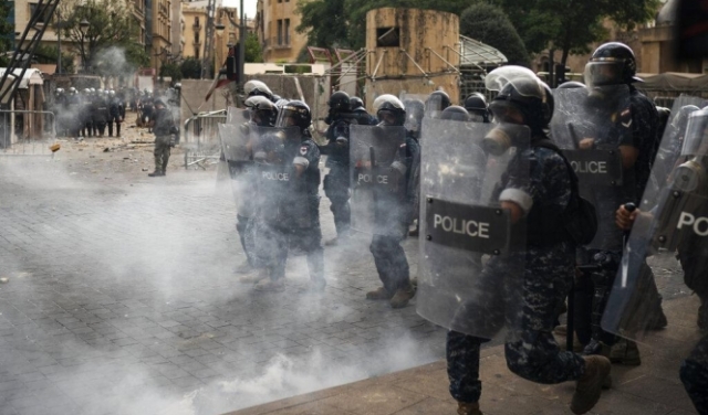 احتجاجات غاضبة في بيروت: قتيل وعشرات الإصابات واقتحام مقار حكومية