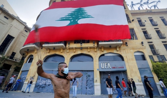 لبناني يُنشّن بمقليعته صوب قوات الأمن